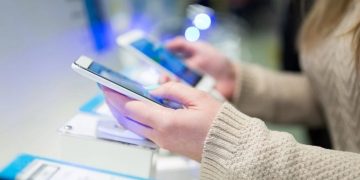 Мировые продажи смартфонов продолжают сокращаться