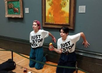 Эко-активистки вылили суп на картину Ван Гога