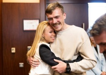 Командирам с “Азовстали” устроили встречу с родными