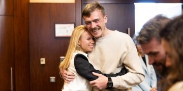 Командирам с “Азовстали” устроили встречу с родными