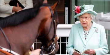 Король Карл III распродает скаковых лошадей своей матери