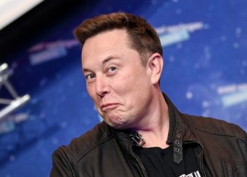 Илон Маск потроллил Медведева в твиттере