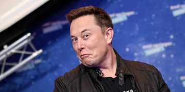 Илон Маск потроллил Медведева в твиттере