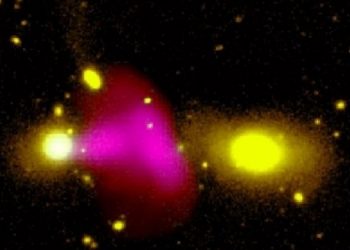 Черная дыра “стреляет” плазмой по соседней галактике