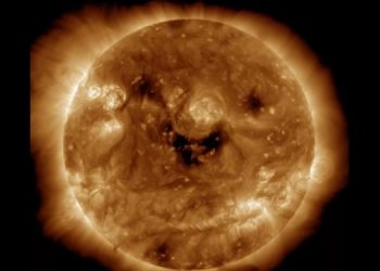 На Солнце появилась зловещая улыбка