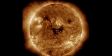 На Солнце появилась зловещая улыбка