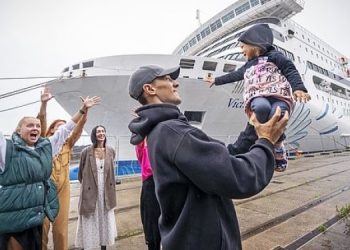 Круизный лайнер превращается в плавучий лагерь