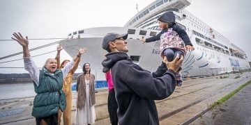 Круизный лайнер превращается в плавучий лагерь