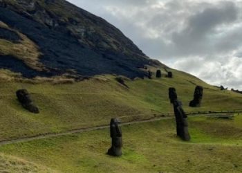 На острове Пасхи в результате пожара уничтожены статуи моаи