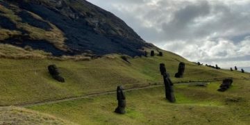 На острове Пасхи в результате пожара уничтожены статуи моаи