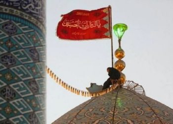 В Иране над мечетью подняли красный флаг