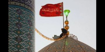 В Иране над мечетью подняли красный флаг