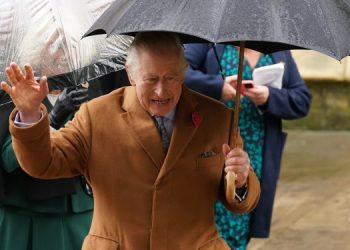 Короля Карла III забросали яйцами