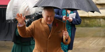 Короля Карла III забросали яйцами