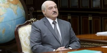 Лукашенко пригрозил Украине “полным уничтожением”
