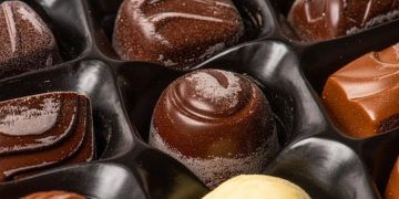 Почему обычный шоколад становится белым