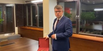 МИД Эстонии отправил в Гаагу наручники для Пригожина