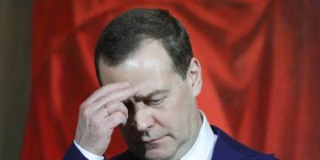 Медведев пообещал спасти мир от Сатаны