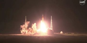 NASA отправило самую мощную в мире ракету на Луну