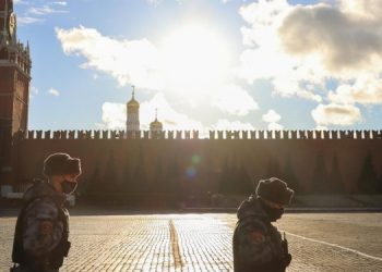 На одной из стен Кремля оставили антивоенную надпись