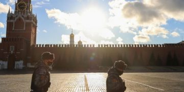 На одной из стен Кремля оставили антивоенную надпись