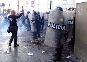 Тысячи людей в Перу вышли с требованием отставки президента