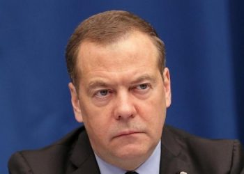 Медведев призвал “расстреливать без суда”