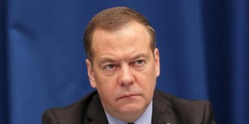 Медведев призвал “расстреливать без суда”