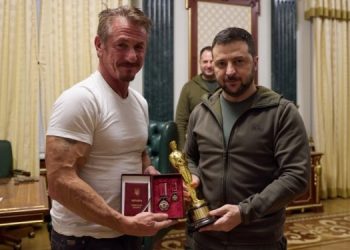 Шон Пенн вручил Зеленскому свой “Оскар”