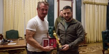 Шон Пенн вручил Зеленскому свой “Оскар”