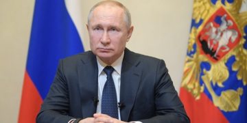 Лицо Путина было одутловатым, а рука посинела