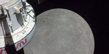 Космический корабль Orion достиг Луны