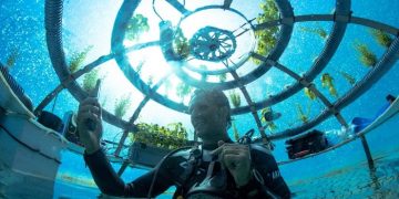 Дайверы выращивают овощи в теплицах на дне океана