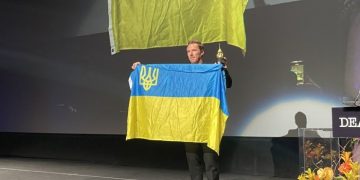 Бенедикт Камбербэтч и Джуд Лоу помогли собрать деньги на “скорые” для Украины