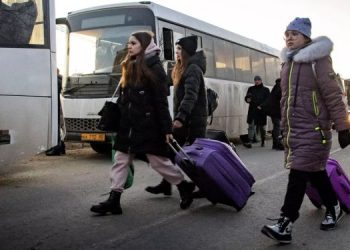 Россияне вывозят детей из Луганской области