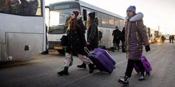 Россияне вывозят детей из Луганской области