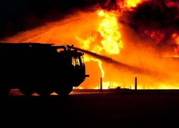 В Мурманске загорелась база снабжения