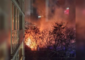 В центре Ростова вспыхнул сильный пожар