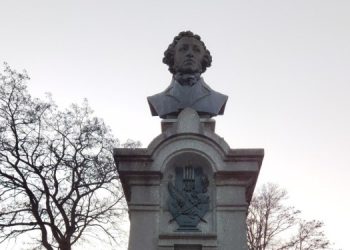 В Днепре памятники Пушкину и Горькому перенесут