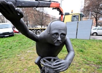 В Праге установили памятник Владимиру Путину