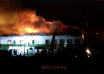 В РФ полностью сгорел корпус воинской части