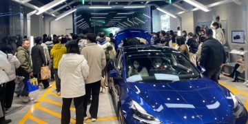 Разъяренные клиенты разгромили автосалон Tesla