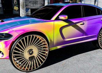 На Dodge Charger установили огромные 32-дюймовые диски