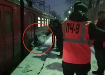 В Подмосковье электричка врезалась в такси