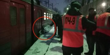 В Подмосковье электричка врезалась в такси