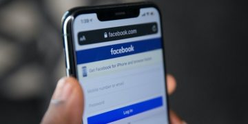Facebook намеренно разряжает батареи смартфонов