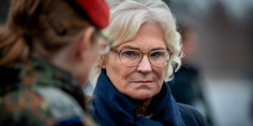 Кристине Ламбрехт уходит с поста министра обороны Германии