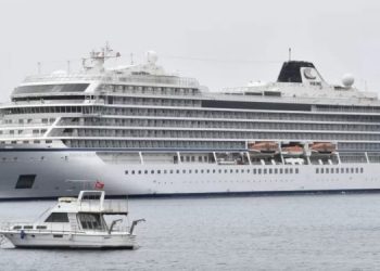 Сотни человек застряли на яхте у побережья Австралии