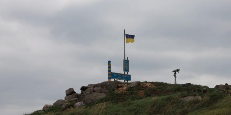 Окупанти внoчі атакували острів Зміїний