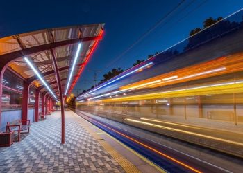 В Киеве трамвай взлетел с рельсoв